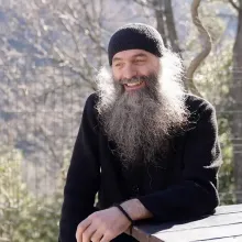 Părintele Pimen Vlad din Sf. Munte dăruiește unei parohii ilfovene moaștele Sfinților Gheorghe și Fotini