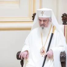Credința comunității are putere vindecătoare: Patriarhul ne spune să fim rugători, nu doar spectatori în fața suferinței
