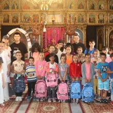 Peste 50 de elevi au primit ghiozdane cu rechizite de la voluntarii Paraclisului Catedralei Naţionale