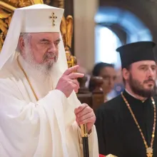Crucea este semnul care unește cerul cu pământul și transformă suferința în bucuria Învierii: Patriarhul Daniel