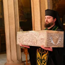 Veșmântul Sfintei Parascheva poate fi cinstit la Catedrala Patriarhală