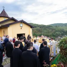 Bisericuță de pe un deal prahovean transformată radical: Arată o comunitate vie și lucrătoare, spune PS Varlaam Ploieșteanul