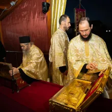 A început Sărbătoarea Sfântului Dimitrie cel Nou: Raclele cu cinstitele moaște au fost așezate spre închinare