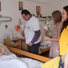 Beneficiarii Centrului de îngrijiri paliative „Sf. Nectarie” au primit daruri de la voluntarii Paraclisului Catedralei Naţionale