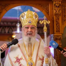 Pomenirea intrării în biserică a Maicii Domnului ne cheamă la sfințirea vieții, spune Patriarhul Daniel