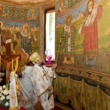 Pictura sacră, cunoaștere a lui Dumnezeu prin vederea icoanelor: PS Paisie Sinaitul a sfințit pictura unei biserici prahovene