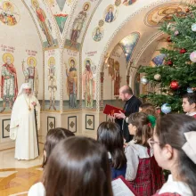 Primii colindători la Reședința Patriarhală: Patriarhul Daniel le-a povestit copiilor cum se împodobea bradul odinioară