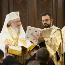 Zeci de clerici care au primit ranguri onorifice, hirotesiți de Patriarhul Daniel: Li se cere și mai multă râvnă