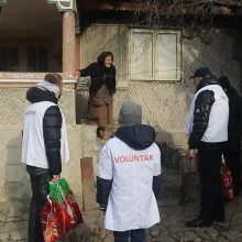 Voluntarii Catedralei Naționale au oferit daruri la 50 de familii vulnerabile din patru parohii prahovene