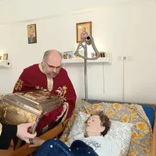 Mângâiere în boală: Moaștele Sf. Pantelimon aduse la Centrul de îngrijiri paliative al Arhiepiscopiei Bucureștilor