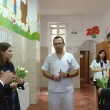 Studenții pro-viață din București le-au oferit flori și mărțișoare pacientelor de la Spitalul Obregia