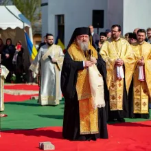 O comunitate ilfoveană își construiește biserică nouă: PS Timotei Prahoveanul a sfințit piatra de temelie