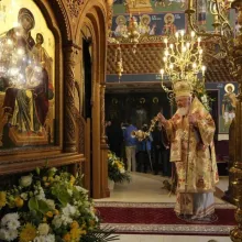 Sfinții, izvoare de tămăduire: PS Varlaam Ploieșteanul a sfințit o raclă pentru veșmântul Sf. Parascheva