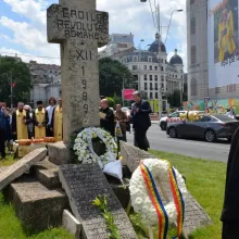 Bucureștenii s-au rugat în Piața Universității pentru eroi și victimele mineriadelor