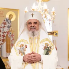 Patriarhul Daniel felicită obștea Mănăstirii Bisericani la sfințirea noii biserici