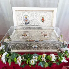 Moaștele Sf. Pantelimon de la Schitul Măgureanu, duse în pelerinaj la hramul unei parohii din Azuga