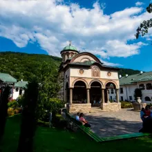 Studenți de la Facultatea de Teologie din București au analizat inscripțiile grecești de la Mănăstirea Cozia
