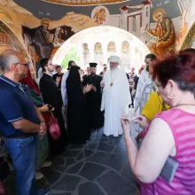 Patriarhul Daniel la Samurcășești: Cum chinuie demonii firea umană și cum iubirea milostivă a lui Hristos eliberează