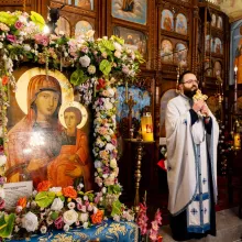 Un paroh și comunitatea lui, sub ocrotirea Maicii Domnului Prodromița: Procesiune cu icoana în jud. Prahova