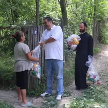 Voluntarii Paraclisului Catedralei Naționale au oferit alimente pentru 36 de familii din județul Prahova