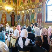 PS Varlaam a resfințit una dintre cele mai vechi biserici de lemn din Bucovina