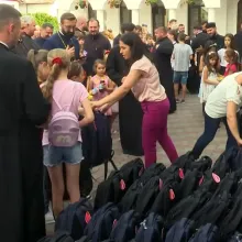 Peste 450 de copii au primit ghiozdane cu rechizite din partea Protopopiatului Vălenii de Munte