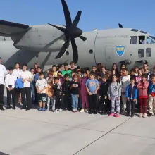 Voluntarii Paraclisului Catedralei Naționale au dus 60 de elevi din Prahova în excursie la Baza 90 Transport Aerian Otopeni