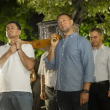 Pelerini pe Calea Victoriei: procesiune cu fragmente din Sfânta Cruce la o biserică din centrul Capitalei