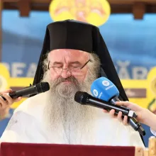 Hram la Biserica Sf. Vasile – Victoria: Crucea ne cheamă la iubire de semeni, amintește Arhim. Ciprian Grădinaru