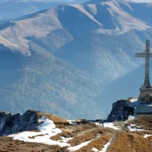 De Ziua Muntelui, cea mai înaltă cruce din lume amplasată pe un vârf montan aniversează 96 de ani de la sfințire