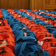 Protoieria Sector 4 a oferit ghiozdane cu rechizite copiilor de la un centru de zi din Capitală