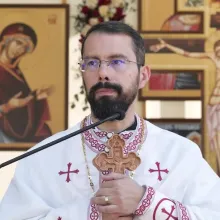 Poruncile lui Dumnezeu ne ajută să înțelegem ce este iubirea, spune Părintele George Jambore