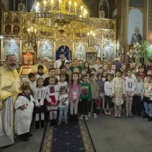 Copiii din două localități prahovene au primit daruri de Moș Nicolae de la voluntarii Paraclisului Catedralei Naționale