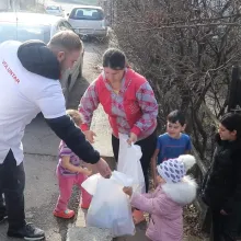 Familiile cu mulți copii din șase localități prahovene au primit daruri de la Voluntarii Catedralei Naționale