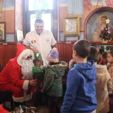 Voluntarii Catedralei Naționale au oferit daruri de Crăciun la 100 de copii dintr-o localitate prahoveană