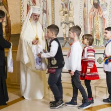 Părintele Patriarh le-a spus colindătorilor la ce se referă Florile dalbe de măr și cum a apărut Pomul de Crăciun