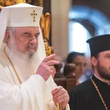 Patriarhul Daniel îl felicită pe Arhiepiscopul Timotei al Aradului, la 40 de ani de la întronizare