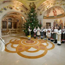 Patriarhul Daniel le-a explicat colindătorilor de ce cinstim icoanele: Prin nașterea sa ca Om, Dumnezeu are chip