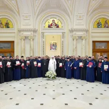 Preoții de caritate din Arhiepiscopia Bucureștilor distinși de Patriarhul Daniel. A fost lansată o carte de cult specializată