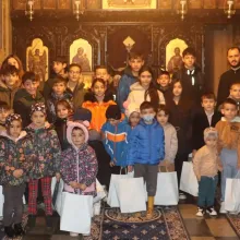 Voluntarii Paraclisului Catedralei Naționale au oferit daruri pentru 100 de copii din două localități prahovene