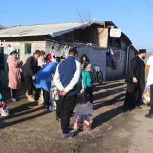 Voluntarii Paraclisului Catedralei Naționale au încheiat anul cu filantropie: Au oferit alimente pentru 36 familii din Prahova