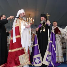 Patriarhul Daniel îl felicită pe Arhiepiscopul Ioachim, la zece ani de la întronizare: Aprecieri pentru lucrarea bogată