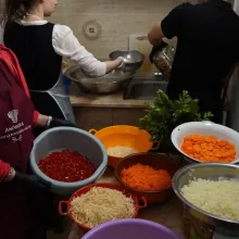 ASCOR București oferă o masă caldă pentru o sută de persoane. Cum te poți implica?