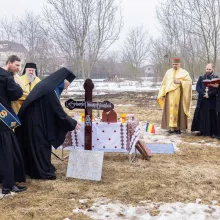 PS Varlaam Ploieșteanul a pus piatra de temelie la biserica Bazei 90 Transport Aerian. E o necesitate, spune comandantul