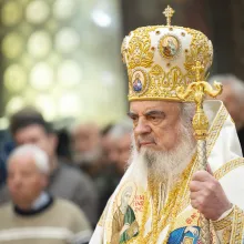 Hristos vrea să ne ajute să purtăm crucea suferinței, spune Patriarhul Daniel