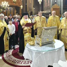 PS Varlaam Ploieșteanul a sfințit racla cu un veșmânt al Sf. Cuv. Parascheva, primit de cea mai veche biserică din Capitală