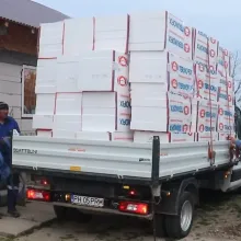 Voluntarii Catedralei Naționale izolează casa pe care au construit-o pentru o familie prahoveană