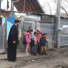 Voluntarii Paraclisului Catedralei Naționale au oferit pachete cu alimente mai multor familii din Prahova