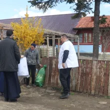 Voluntarii Catedralei Naționale au oferit daruri de Paști pentru 30 de familii din județul Prahova