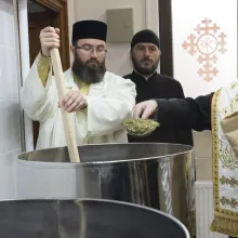 Continuă prepararea Sfântului și Marelui Mir: În a doua zi, plantele aromate sunt fierte în vin